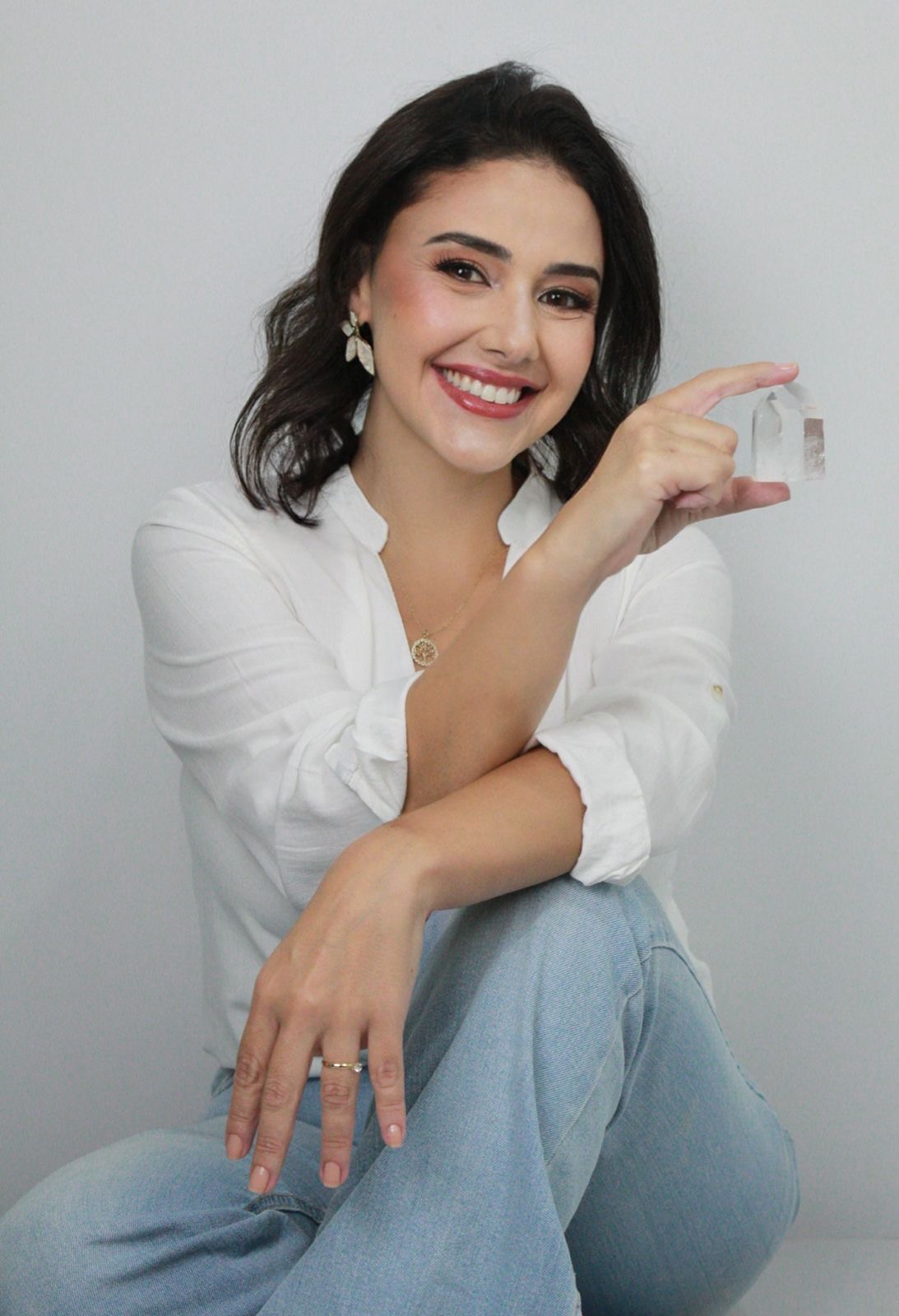 Fernanda Carvalho, facilitadora e canalizadora, sorrindo em um retrato profissional